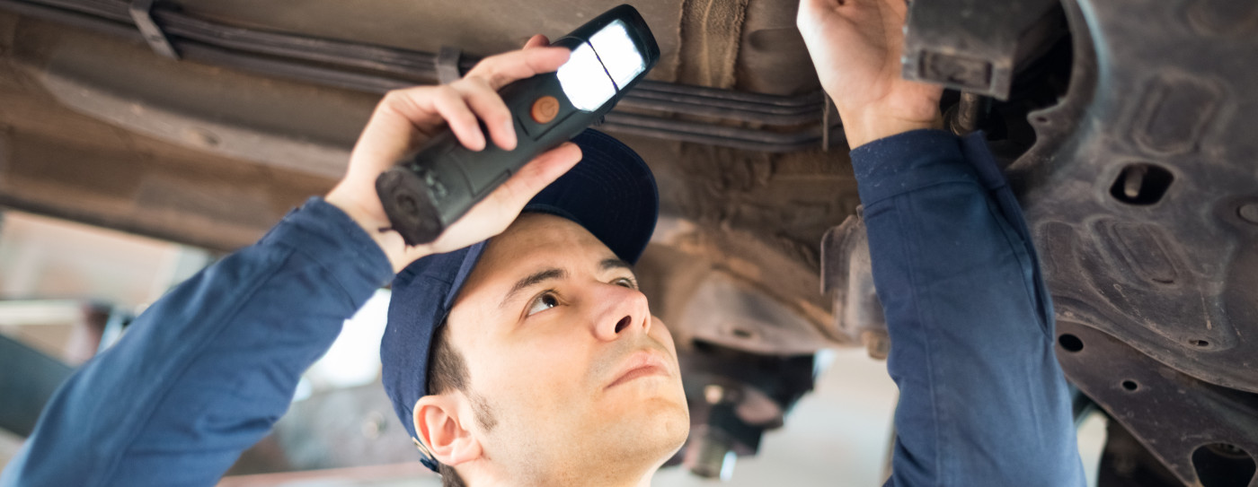 Mechanic doing an MOT Test 